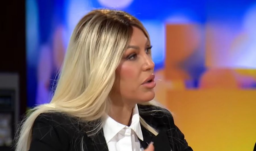 Këngëtarja Bajrami emocionon, rrëfen për diplomimin e fëmijës së parë me autizëm në Kosovë