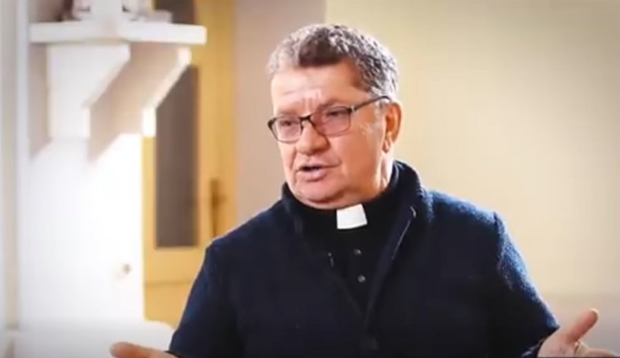 Vdes prifti Dom Kelmend Spaqi, që gjatë luftës lajmëronte iftarin përmes kambanës së kishës