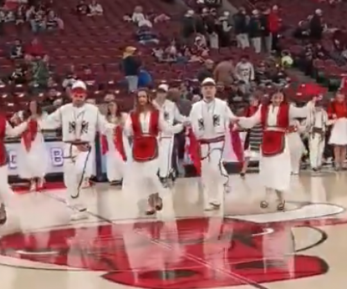 Pamje: Këngë e valle shqipe në ndeshjen e ligës NBA