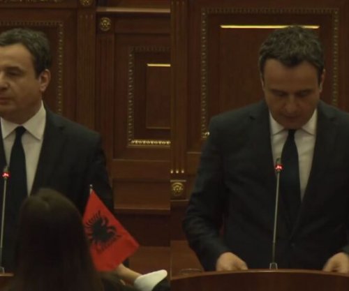 Deputetja e PDK-së ia largon flamurin kombëtar Kurtit gjatë fjalimit në Kuvend