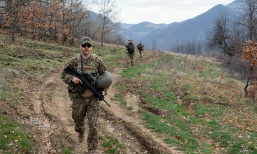 Ushtarët letonë të KFOR-it patrullojnë përgjatë kufirit Kosovë - Serbi