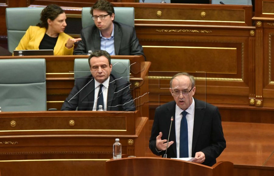 Hoti: Qeveria po vonon me masat për çmimet e larta të derivateve