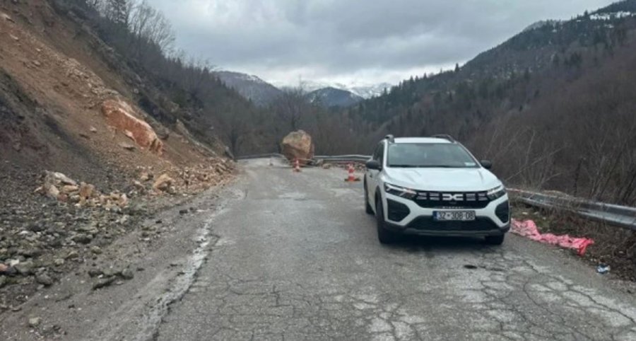 Ndërhyrje në terren në dy akse rrugore  Ministria  Situata nën kontroll