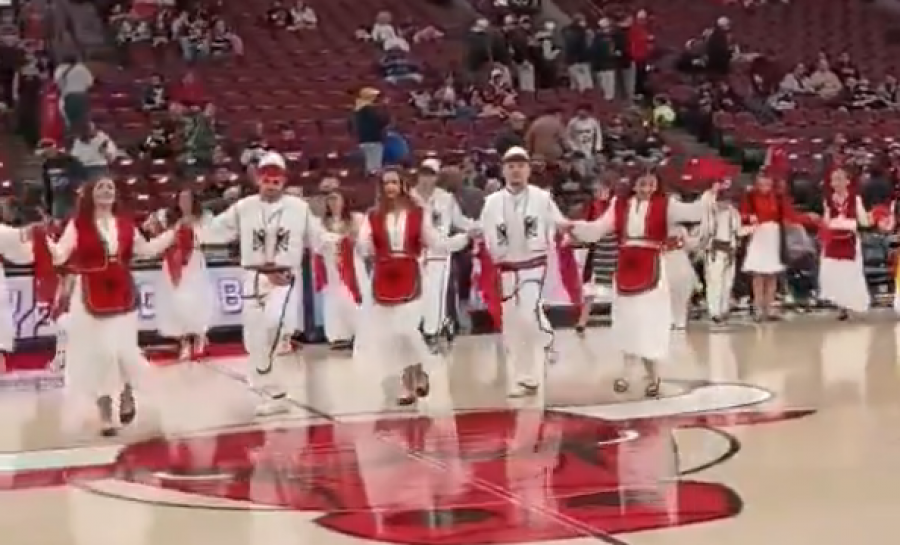 Pamje  Këngë e valle shqipe në ndeshjen e ligës NBA