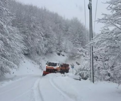 Rruga Pejë-Rozhajë e pakalueshme për kamionë për shkak të borës, QKMK-ja paralajmëron përdorimin e pajisjeve dimërore