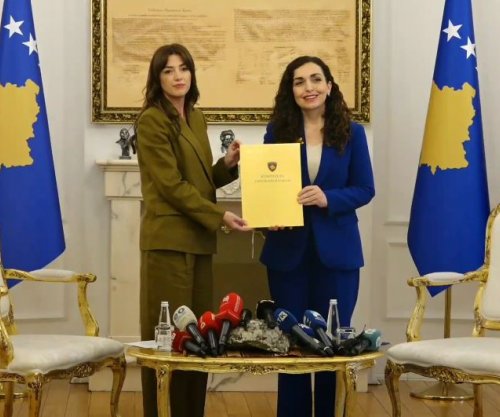 Vjosa Osmani ia dorëzon detyrën Albulena Haxhiut