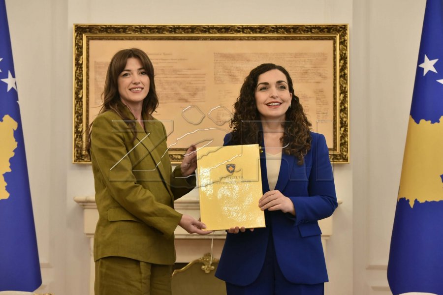 Vjosa Osmani ia dorëzon detyrën Albulena Haxhiut