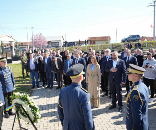 Haxhiu si u.d e presidente bën homazhe në Rezallë, Lushtaku kritikon ata që s’shkuan  
