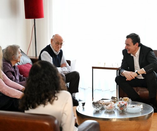 Kurti për Pashkë viziton profesorin 97-vjeçar Pashk Staka