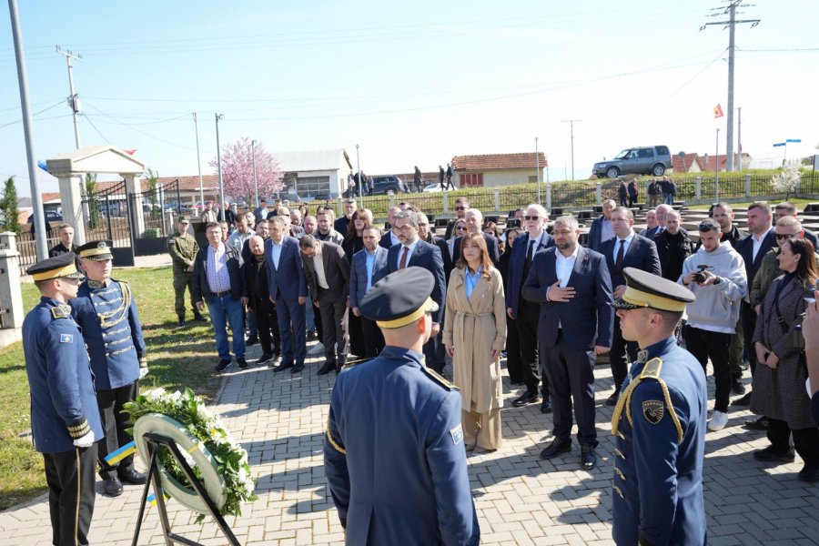 Haxhiu si u d e presidente bën homazhe në Rezallë  Lushtaku kritikon ata që s shkuan