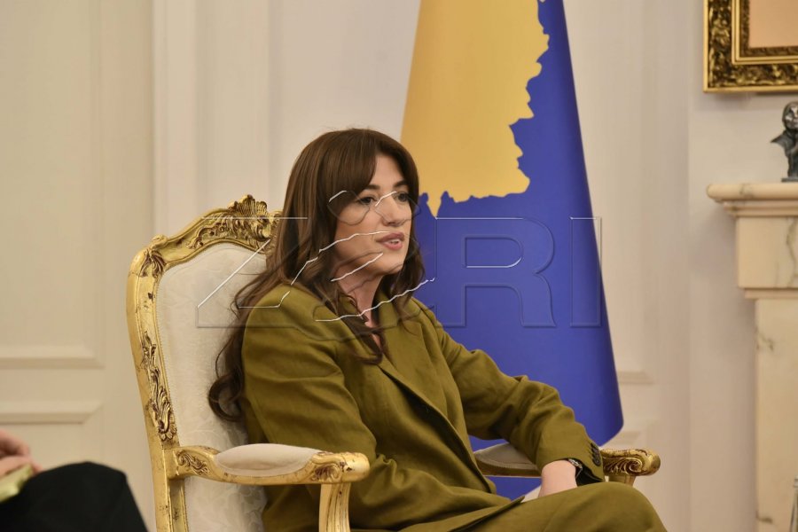 Haxhiu bën ndryshimin e parë si u d  presidente  i ndërron emrin faqes së Presidencës në Facebook   por i shpëton një detaj