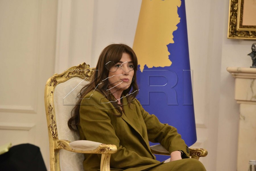 Ditën e parë si ushtruese e detyrës së presidentes  Albulena Haxhiu e nis me homazhe
