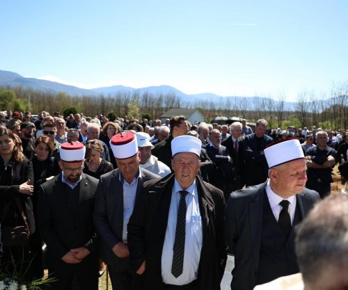 Edhe hoxhallarët marrin pjesë në varrimin e Dom Kelmend Spaqit