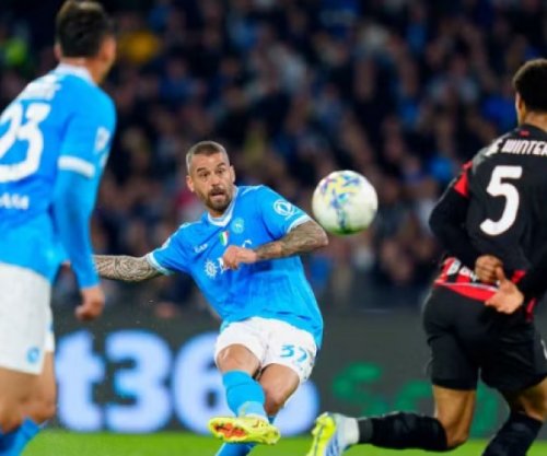 Napoli mposht Milanin, rikthehet në garën për titull