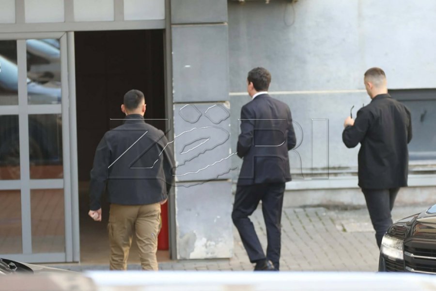  Kurti mbërrin në Kuvend për takimin me Abdixhikun