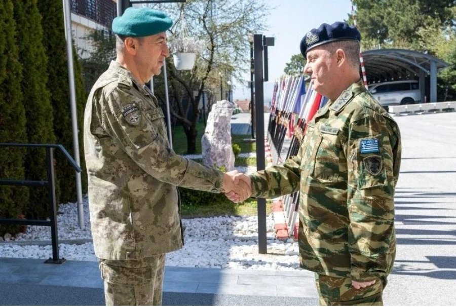 Komandanti i KFOR it takon gjeneralin grek  diskutojnë për sigurinë në Kosovë