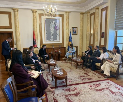 Haxhiu pret në takim avokatët e Popullit të Kosovës dhe Shqipërisë, u flet edhe për çështjen e presidentit