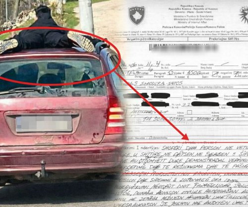 Gjobitet istogasi pasi voziste me një person të shtrirë mbi veturë