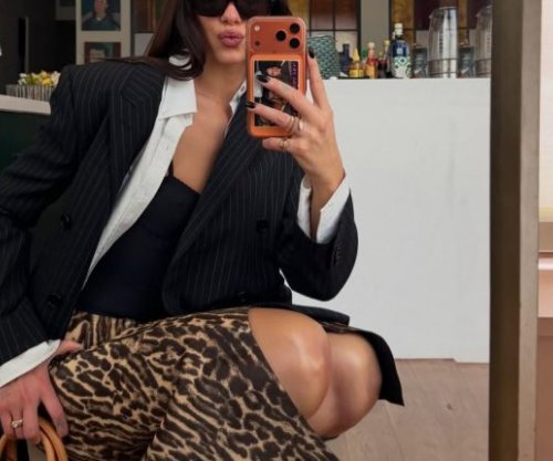 Dua Lipa sjell pranverën në stil, kombinon printet dhe ngjyrat me një çantë ikonike Louis Vuitton