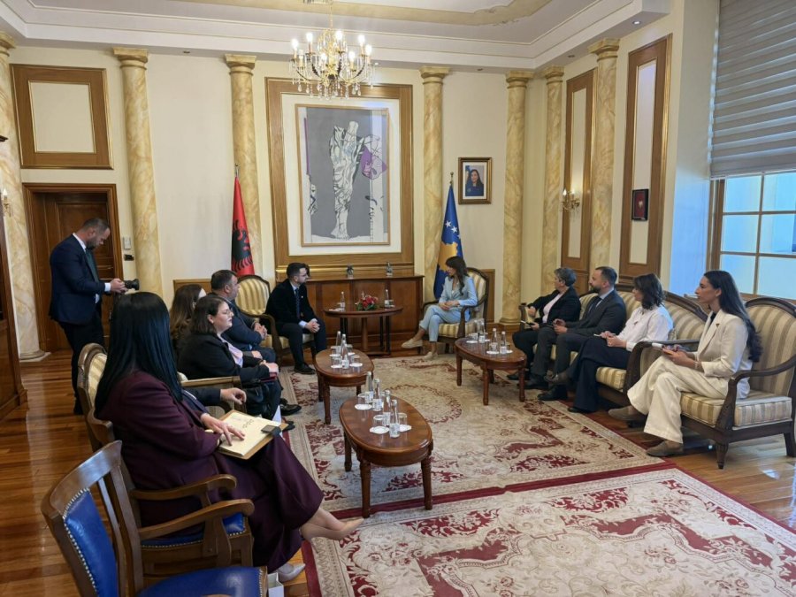 Haxhiu pret në takim avokatët e Popullit të Kosovës dhe Shqipërisë  u flet edhe për çështjen e presidentit