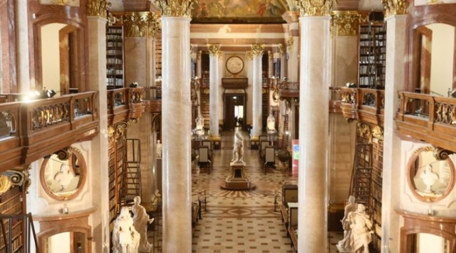 Salla e Shtetit e Bibliotekës Kombëtare të Austrisë  e shquar për arkitekturën baroke