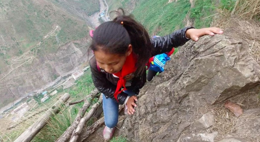 A e dini se cili është fshati mbi humnerë që të mban në ankth   video 