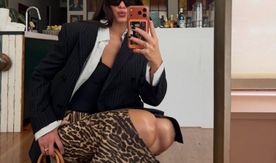 Dua Lipa sjell pranverën në stil  kombinon printet dhe ngjyrat me një çantë ikonike Louis Vuitton