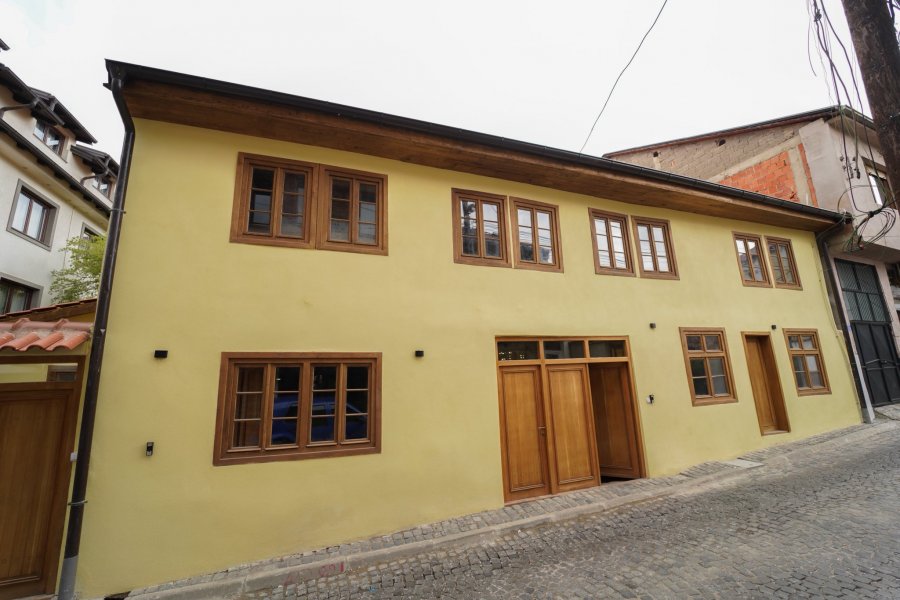 Përfundon restaurimi i hanit të familjes Zajmi në Prizren