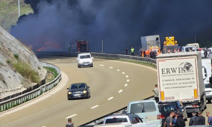 Digjet një kamion në autostradën “Ibrahim Rugova”, bllokohet komunikacioni