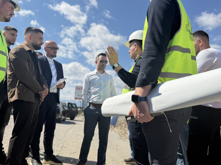 Ministri Basha inspekton punimet në rrugën nacionale Prishtinë - Pejë