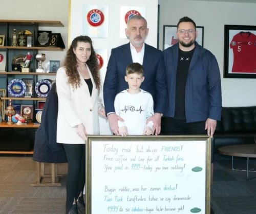 Presidenti i Federatës Turke të Futbollit pret pronarin e restorantit që dhuroi pije falas për tifozët turq në Prishtinë