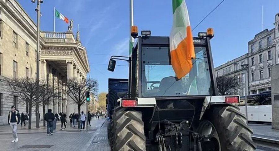Protesta për çmimet e karburantit  Irlanda nxjerr ushtrinë për t i liruar portet e bllokuara nga kamionët dhe traktorët