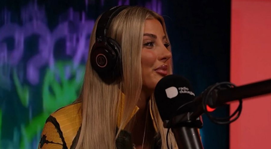 bay-t-sjell-energji-ne-r-studio-interpreton-live-nje-nga-hitet-e-saj-telefon-video