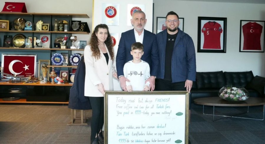 Presidenti i Federatës Turke të Futbollit pret pronarin e restorantit që dhuroi pije falas për tifozët turq në Prishtinë