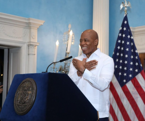 Ish-kryebashkiaku i New York-ut merr shtetësinë shqiptare