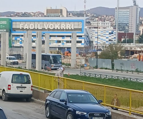 Rruga drejt Arbërisë e bllokuar, qytetarët rrezikojnë jetën duke kaluar mbi pengesa