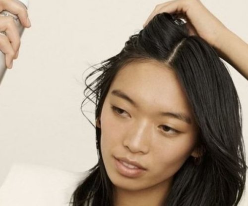 Shamponi i thatë mund të jetë i rrezikshëm për flokët, ja pse nuk duhet ta përdorni shpesh