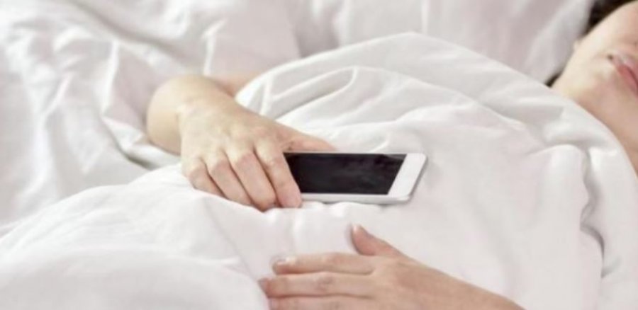 pse-nuk-duhet-te-flini-me-telefon-prane-trupit