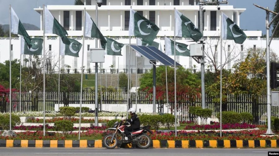  S u morëm vesh kështu   Trumpi e paralajmëron Iranin për Ngushticën e Hormuzit në prag të bisedimeve