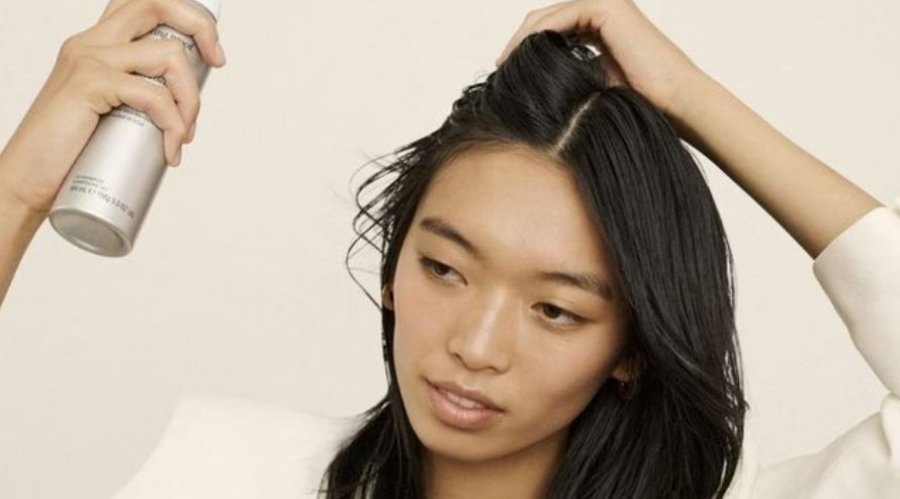 Shamponi i thatë mund të jetë i rrezikshëm për flokët, ja pse nuk duhet ta përdorni shpesh