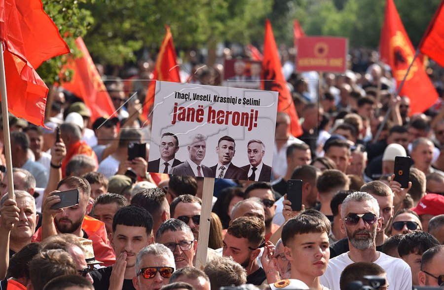 Studentët e Pejës në protestë  kërkojnë mbrojtjen e vlerave të UÇK së