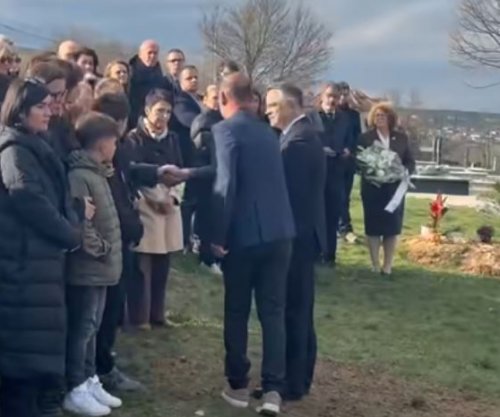 Daut Haradinaj e Besnik Tahiri ngushëllojnë Albulena Haxhiun në varrimin e babait: Bëhu e fortë [video]