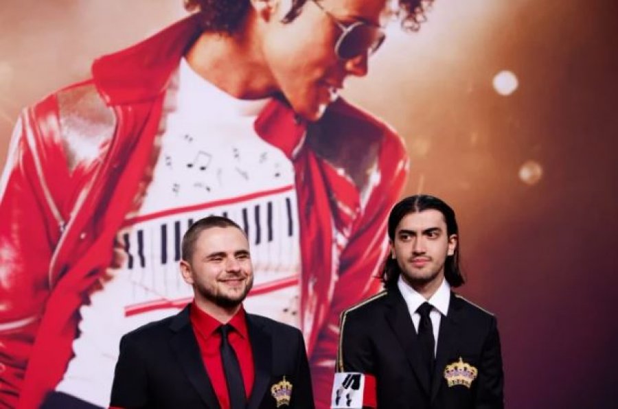 djemte-e-michael-jackson-shfaqen-ne-publik-pas-nje-kohe-te-gjate-ata-u-paraqiten-ne-premieren-e-filmit-per-te