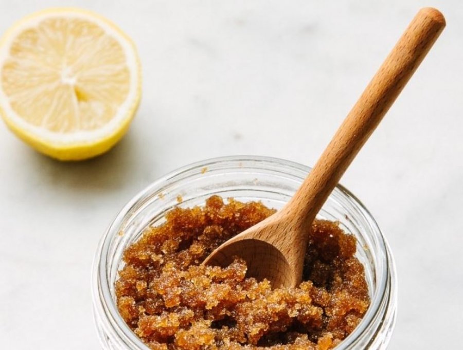 Tri metoda natyrale për të zhdukur njollat kafe të diellit