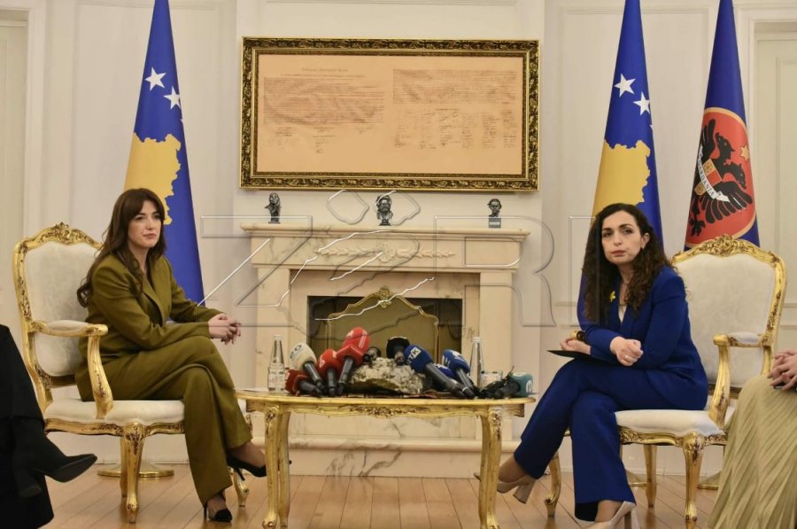 Vjosa Osmani merr pjesë në ceremoninë e varrimit të babait të Albulena Haxhiut [video]