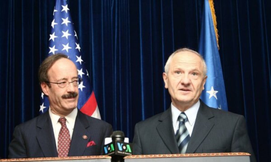 Ish Presidenti Sjediu për Engel  Personalitet i rrallë e i papërsëritshëm  i falemi përjetë angazhimit të tij