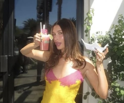 Hailey Bieber shfaqet në Coachella me stil dhe në mbështetje të Justin Bieber