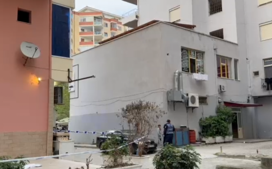 Humbi jetën pasi ra nga ballkoni  Policia  Dyvjeçari ndodhej në banesë me nënën e tij