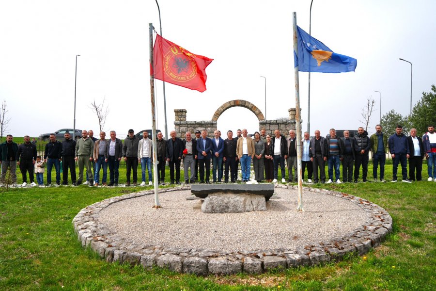 Përkujtohen tre dëshmorë në Drenas, Lladrovci: Sakrifikuan për liri