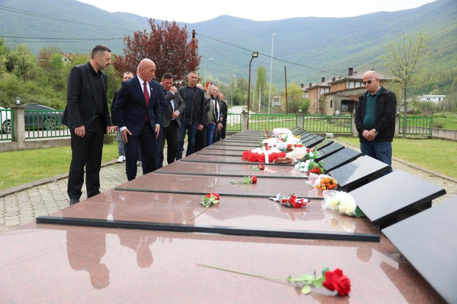 Haradinaj kujton të rënët e masakrave në Has  Gjilan e Istog